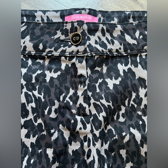 Isaac Mizrahi Distressed Leopard Print Structured Shorts in Black & Gray Size 12 - Picture 7 of 13